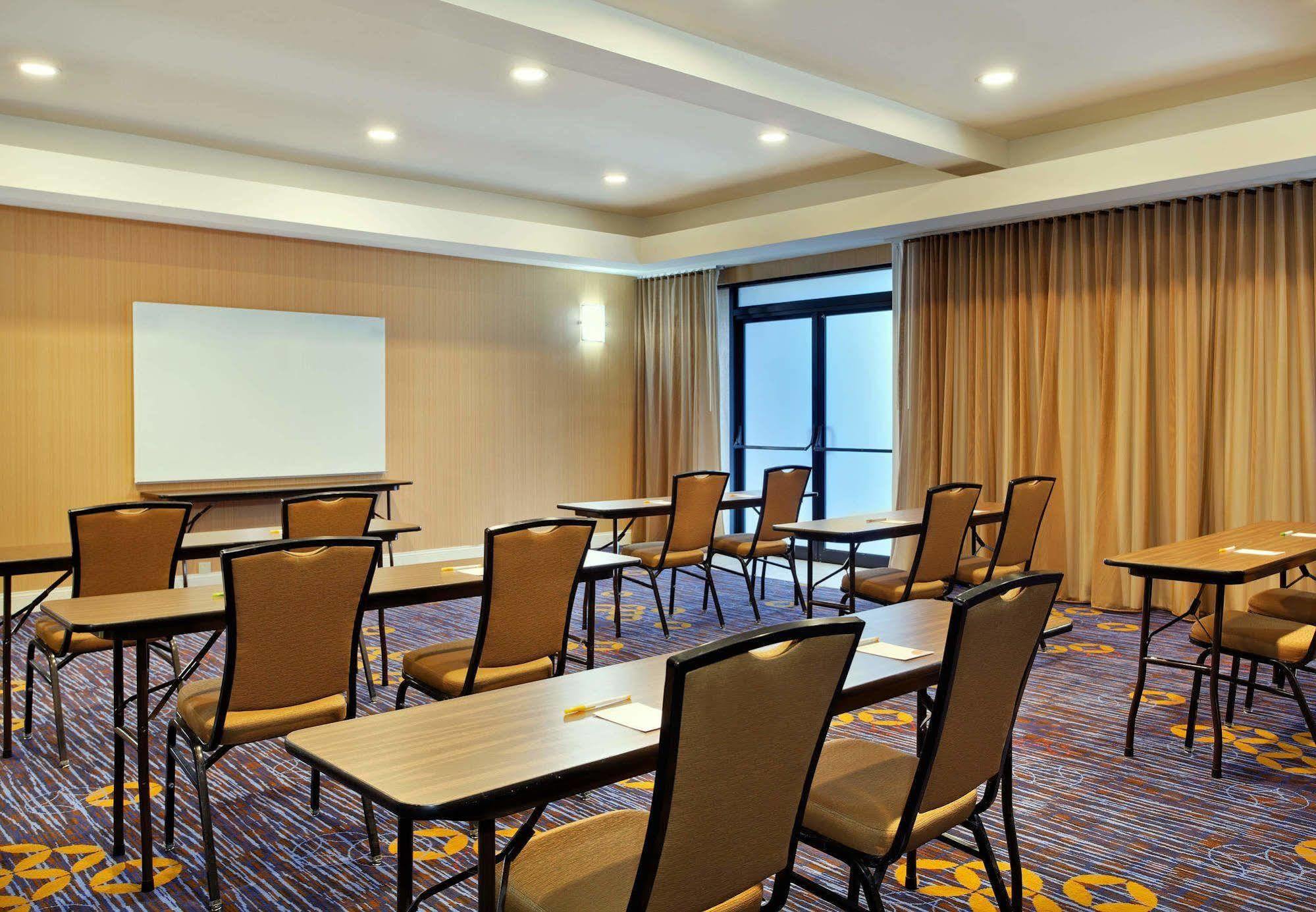 คอร์ตยาร์ด ชิคาโก เซนต์ชาร์ลส์ Hotel ภายนอก รูปภาพ