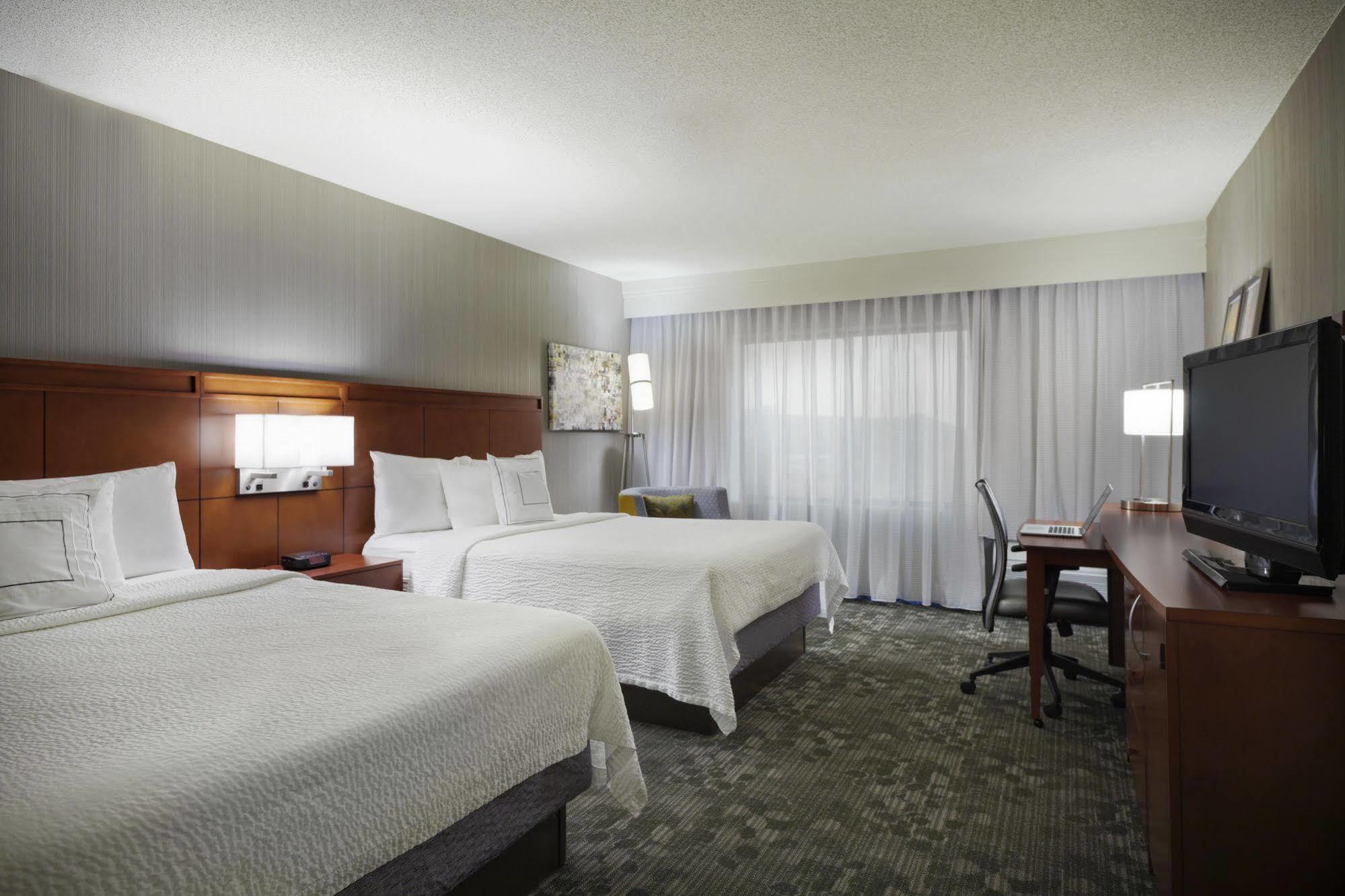 คอร์ตยาร์ด ชิคาโก เซนต์ชาร์ลส์ Hotel ภายนอก รูปภาพ